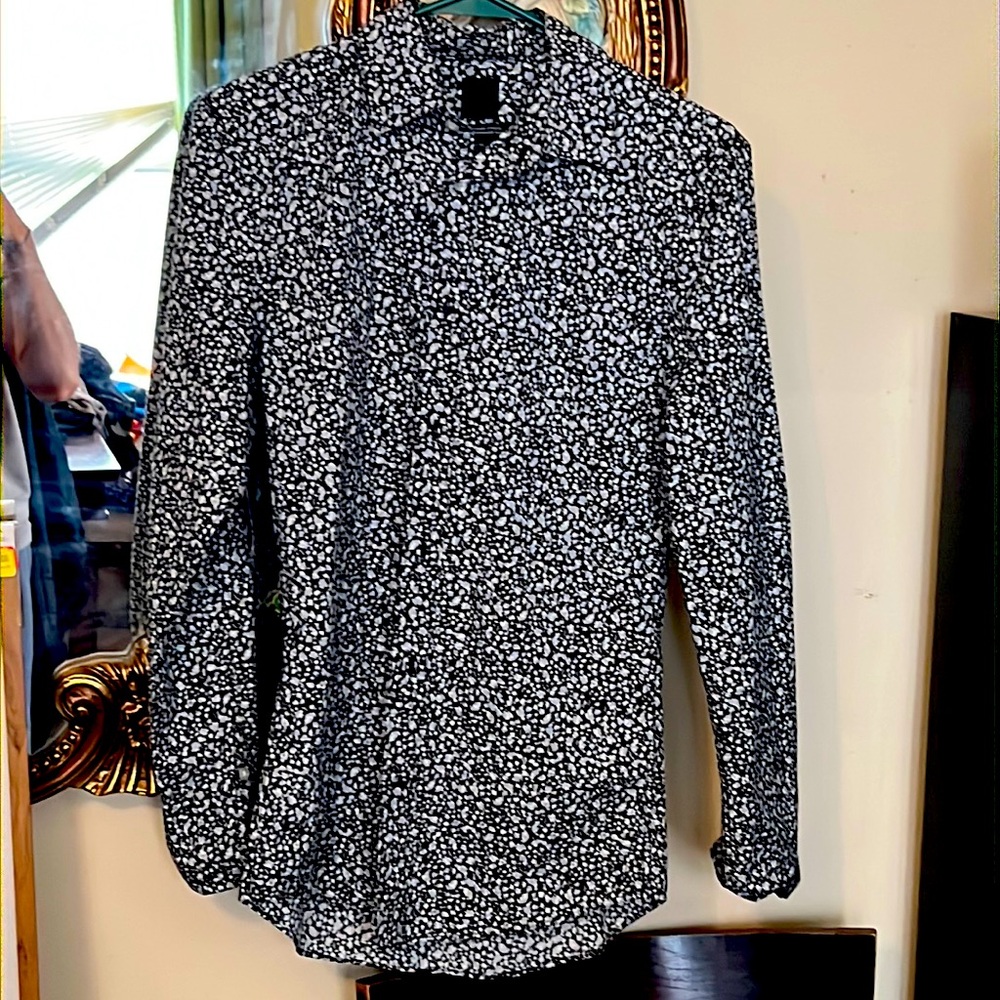 A exquisite long sleeve shirt with a stunningly intricate design pattern!